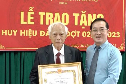 Trao tặng Huy hiệu 75 năm tuổi Đảng tại Đảng bộ xã Hưng Đông (TP Vinh)