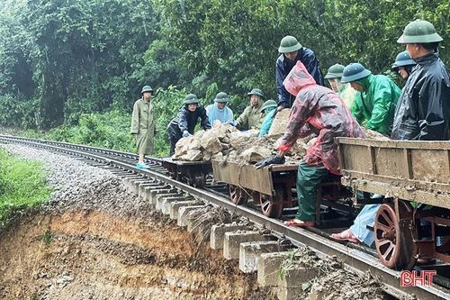 Cả trăm người dầm mưa 'vá' đường sắt Bắc - Nam qua Hà Tĩnh
