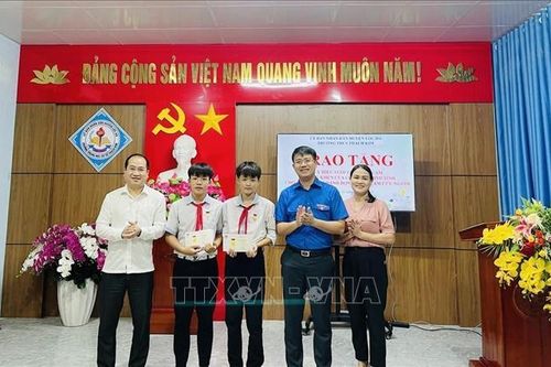 Tuyên dương hai học sinh dũng cảm cứu người đuối nước