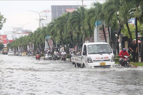 Bạc Liêu: Nhiều tuyến đường nội đô ngập nặng sau cơn mưa lớn
