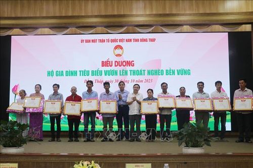 Biểu dương các hộ tiêu biểu vươn lên thoát nghèo bền vững