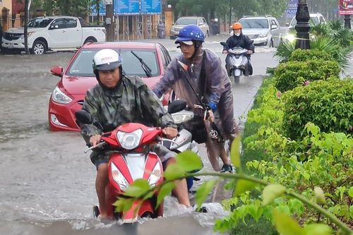 Quảng Bình mưa xối xả, nhiều tuyến đường ngập sâu
