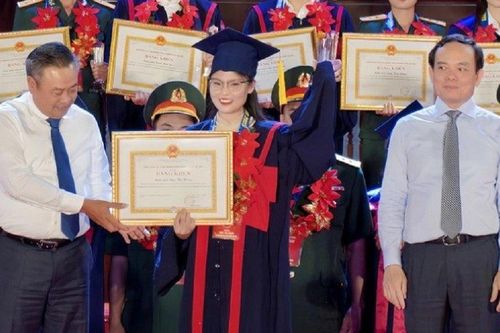 Nữ thủ khoa giành 14 học bổng trong 4 năm, từng tụt 6kg vì học nhiều