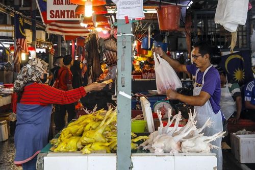 Kinh tế Malaysia đi vào 'vùng bất định', nhiều mặt hàng thiết yếu đồng loạt tăng giá