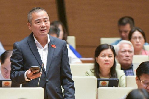Thiếu thuốc tốt, thiếu phương tiện y tế khiến người dân nghèo lại hoàn nghèo