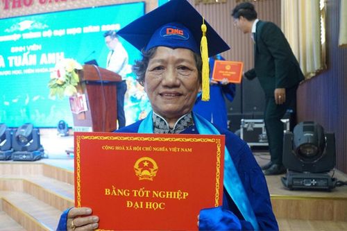 Cụ bà 75 tuổi tốt nghiệp ĐH loại giỏi, hé lộ dự định tương lai càng khiến nhiều người ngưỡng mộ