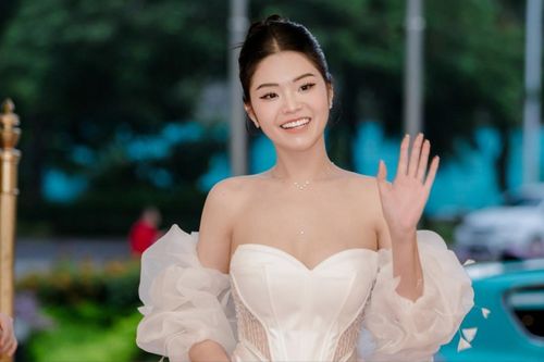 Hoa hậu Trần Mỹ Huyền xinh đẹp rạng rỡ tại sự kiện Her World Awards