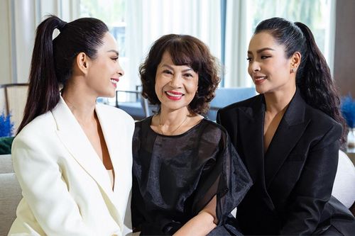 Hai chị em người mẫu Thúy Hằng - Thúy Hạnh làm điều đặc biệt cho mẹ