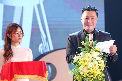 Lý Hùng - Lý Hương nhận bằng khen vì những đóng góp cho Liên hoan phim ngắn TPHCM