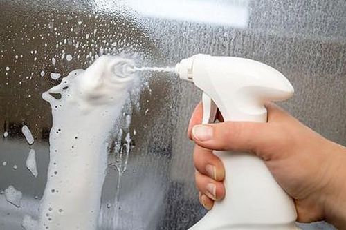 3 cách làm sạch cửa kính phòng tắm sáng bóng như mới