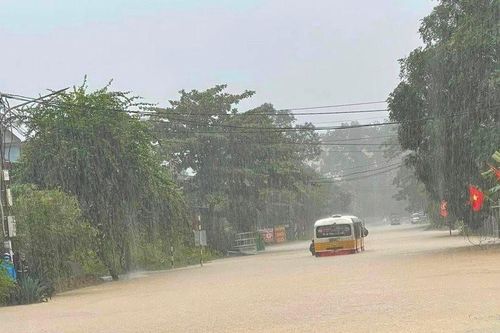 Một trường học bị sập tường do mưa lớn kéo dài