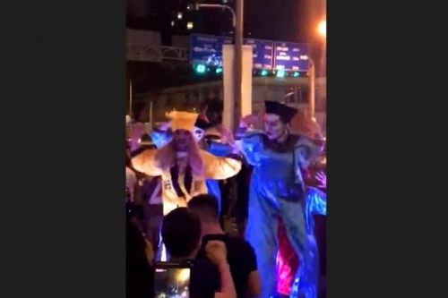 TP. Hồ Chí Minh: Phản cảm nhóm người mặc áo pháp sư, cương thi nhảy múa trên phố dịp Halloween