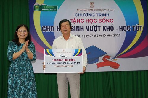 Tặng 100 suất học bổng cho học sinh vượt khó học tốt
