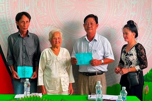 Huyện Tân Hồng có thêm 2 hộ dân tự nguyện trả lại sổ hộ nghèo