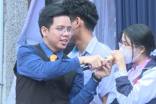 Học sinh thị xã Ayun Pa giao lưu với thầy giáo 9X Nguyễn Thái Dương