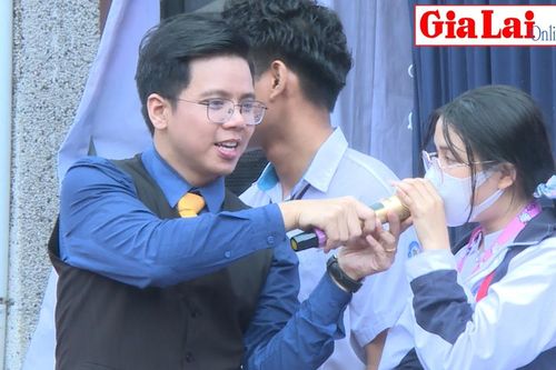 Học sinh thị xã Ayun Pa giao lưu với thầy giáo 9x Nguyễn Thái Dương
