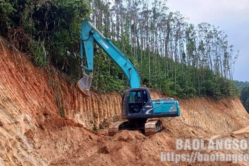 Dân vùng ba xung phong hiến đất mở đường