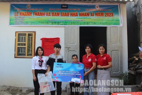 Bàn giao nhà nhân ái cho hộ có hoàn cảnh khó khăn tại huyện Văn Quan