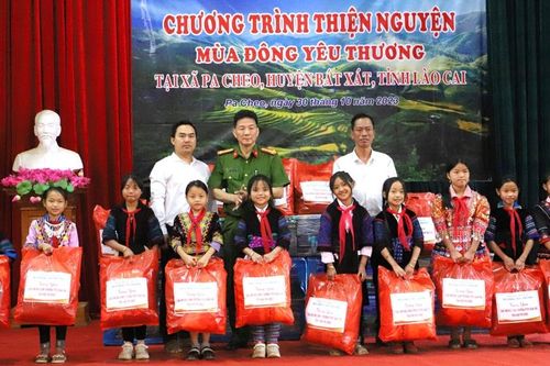 Nhiều phần quà ý nghĩa được trao tại chương trình 'Mùa đông yêu thương'