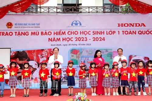 Trao tặng mũ bảo hiểm cho học sinh lớp 1, năm học 2023-2024