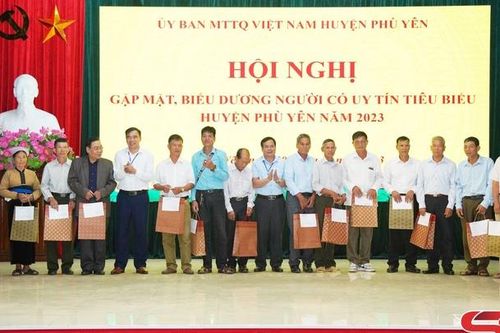 Gặp mặt, biểu dương người có uy tín tiêu biểu huyện Phù Yên năm 2023