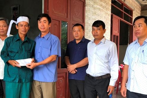 Thăm hỏi, động viên gia đình cháu bé tử vong ở Phong Thu (Phong Điền)