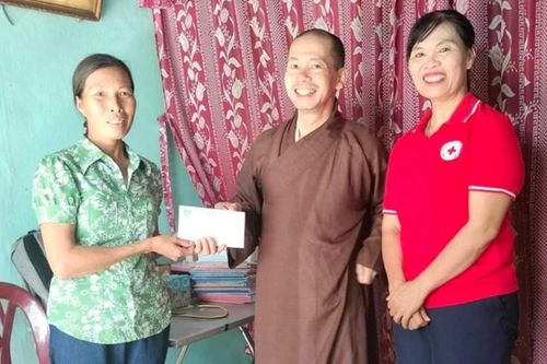 Chùa Kim Nại, Long Sơn, Bồ Đề Đạo Tràng tặng học bổng cho học sinh, quà đến người nghèo