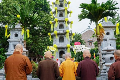 Trưởng lão Hòa thượng Thích Trí Quảng viếng tháp, thăm lại thiền thất Đức Đệ tam Pháp chủ GHPGVN