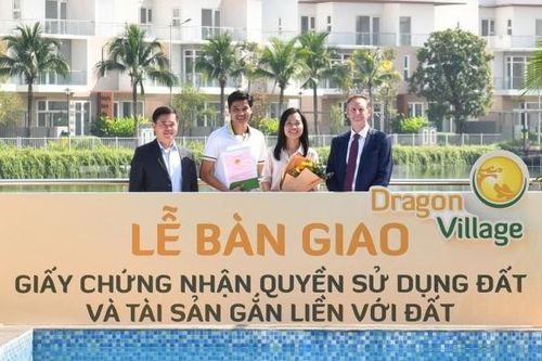 Trao sổ hồng cho cư dân Dragon Village và Dragon Parc, Phú Long khẳng định uy tín Nhà phát triển đô thị bền vững