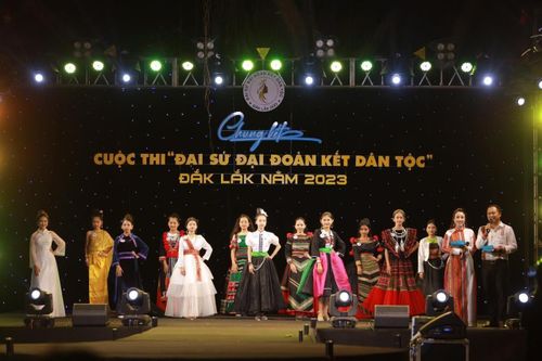 12 thí sinh đại sứ 'Đại sứ Đại đoàn kết Dân tộc tỉnh Đắk Lắk' trình diễn bộ sưu tập của NTK Trung Beret