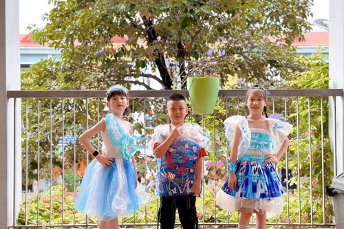 Hà Nội: Học sinh Trường Tiểu Học Đặng Trần Côn trình diễn thời trang từ 'rác tái chế'