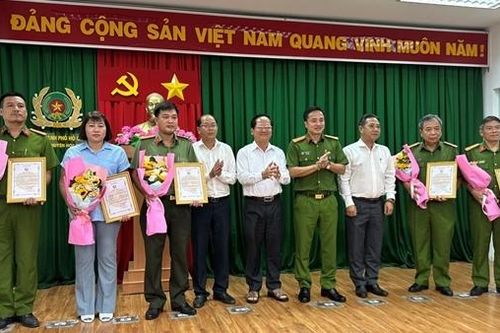 Trao thưởng cho các đơn vị tham gia điều tra, khám phá vụ án cướp ngân hàng