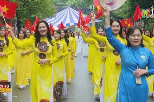 1.000 người đồng diễn áo dài trên đường phố Hà Nội