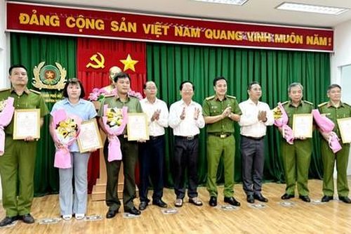 Khen thưởng các đơn vị tham gia phá nhanh vụ án cướp ngân hàng tại huyện Hóc Môn