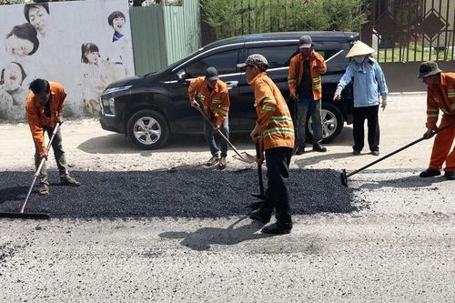 TP.HCM: Sửa chữa đường Nguyễn Hoàng đầy rẫy 'ổ gà'