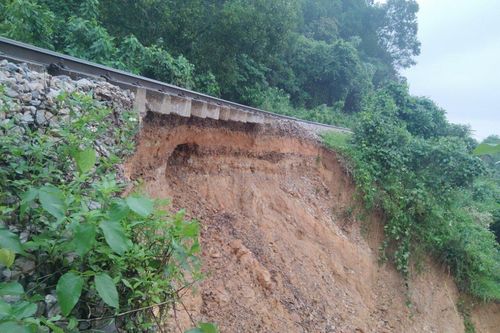 Sạt lở đường sắt Bắc – Nam, nhiều đoàn tàu bị ách tắc