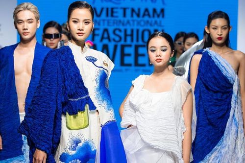 Mẫu nhí Maika Ngọc Khánh sải bước kiêu sa cùng Á hậu Hương Ly