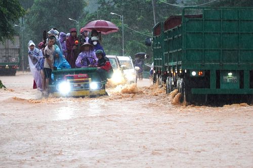 Hà Tĩnh: Mưa trắng trời, người dân chen chân trên công nông qua biển nước