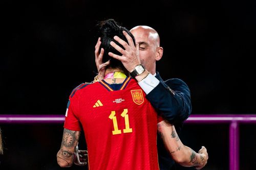 Quấy rối nữ cầu thủ, cựu Chủ tịch LĐBĐ Tây Ban Nha nhận án phạt nặng từ FIFA