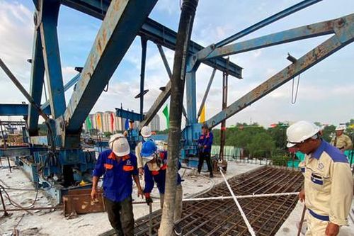 Hợp long cây cầu trọng điểm cửa ngõ thành phố Hồ Chí Minh