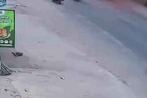 Ngã ra đường sau va chạm giao thông, người phụ không ngờ 'tử thần' đã ập tới