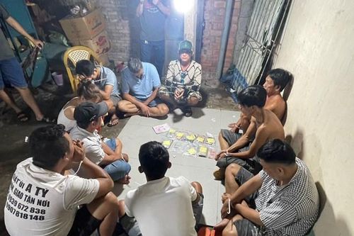Chủ nhà đi vắng, nhiều đối tượng tụ tập vào đánh bạc