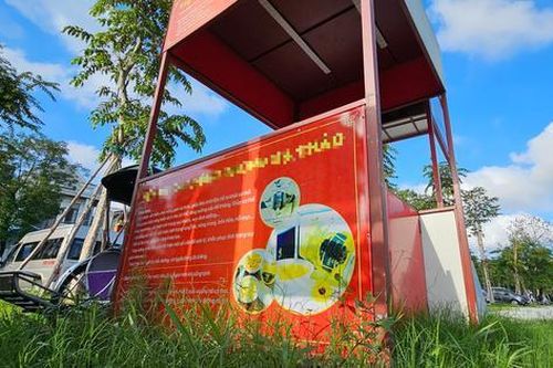 Hàng loạt quầy bán hàng lưu động hư hỏng, nằm ngổn ngang cạnh di tích Huế