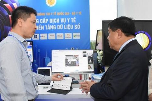 Bộ trưởng Bộ Kế hoạch và Đầu tư trải nghiệm ứng dụng tư vấn, khám bệnh từ xa