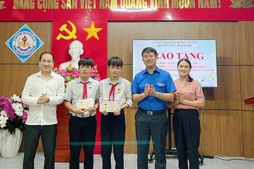Trao tặng huy hiệu 'Tuổi trẻ dũng cảm' cho 2 học sinh cứu em nhỏ đuối nước