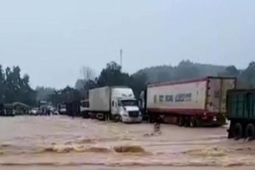Bất chấp cảnh báo đường ngập, nhiều phương tiện vẫn liều mình 'vượt' lũ