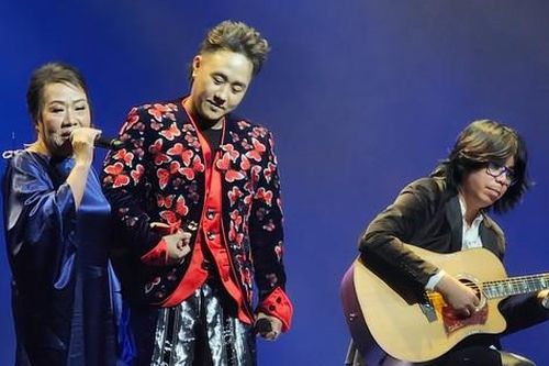 Khán giả xúc động với 'khách mời đặc biệt' trong concert của Trung Quân
