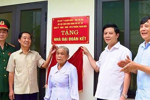 Giúp đỡ người nghèo bằng hành động cụ thể, thiết thực