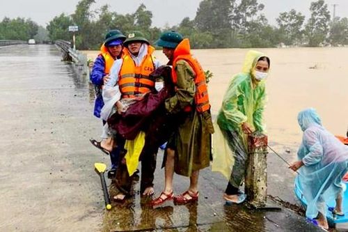 Công an xã vượt lũ đưa bệnh nhân đang nguy kịch đi bệnh viện