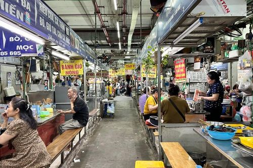 Nhộn nhịp khu chợ dưới lòng đất ở Hà Nội